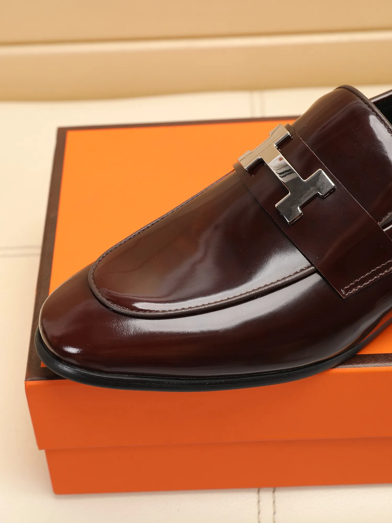 Factory price 460💶[HERMES] (cowhide lining)🍀Italian top luxury🍀He does not pursue novel styles and gorgeous colors, but attracts the favor of successful men with his flawless, elegant and classic style! This very, very comfortable, simple and stable style makes it easy to match any style! The pattern is absolutely 1:1 refined from the original case, and we strive for excellence in materials, imported cowhide + cowhide lining💪💪💪extraordinary texture👍! .Code number: 39 to 44 (38.4546 customized)